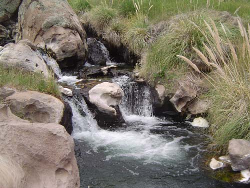Cascada de agua termal en Aguas Calientes<br>autor