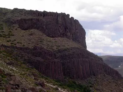 Formaciones volcánicas en el camino a Aguas Calientes<br>autor